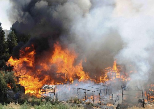 Η πυρκαϊά αφήνει πίσω της τα λείψανα των προσφυγικών καταλυμάτων. Περισσότερα για την φωτογραφία στο Flickr.