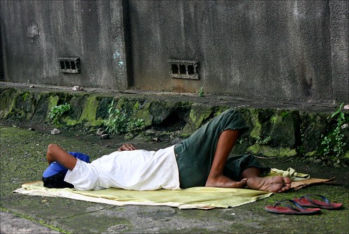 Pinoy Filipino Pilipino Buhay  people pictures photos life Philippines, city, scene, street, man, sleeping ground metro manila quezon city 