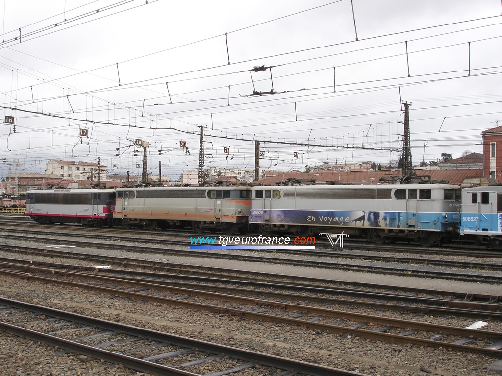 Quatre locomotives électriques stationnent au dépôt SNCF de Toulouse (deux BB 8500 et deux BB 9300).