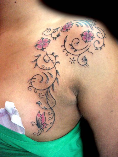 tatuaje flores Pupa Tattoo Granada by Marzia Tattoo