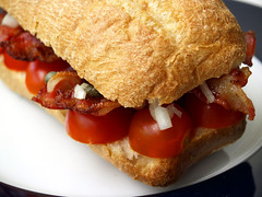 Sandwich med bacon, løg, tomat og kapers
