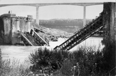 Le pont du début du siècle, démoli à la mise en eau du barrage (1968) avec, en fond, l'architecture du nouveau pont
