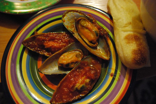 Mussels arrabiate with breadstick