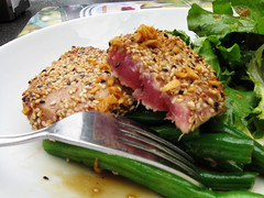 Seared tuna with green bean salad