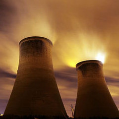 科學家相信二氧化碳是促成氣候變遷的因素，而燃煤發電廠所排放的二氧 化碳是一主要來源。圖片節錄自：Christopher Furlong/Getty Images。