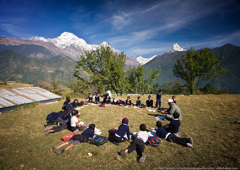 Никаких компьютеров и свежий воздух. Как учатся в Непале 