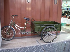 Triciclo de carga à porta de uma loja chinesa, nas Caldas