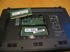 The 1 GB memory (left) and the factory memory (512 MB) in the case
