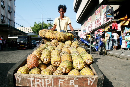 Davao mobile pinya fruit vendor street scene kariton cariton push cart peddler pineapple peddler Pinoy Filipino Pilipino Buhay  people pictures photos life Philippinen  菲律宾  菲律賓  필리핀(공화국) Philippines  ambulant  