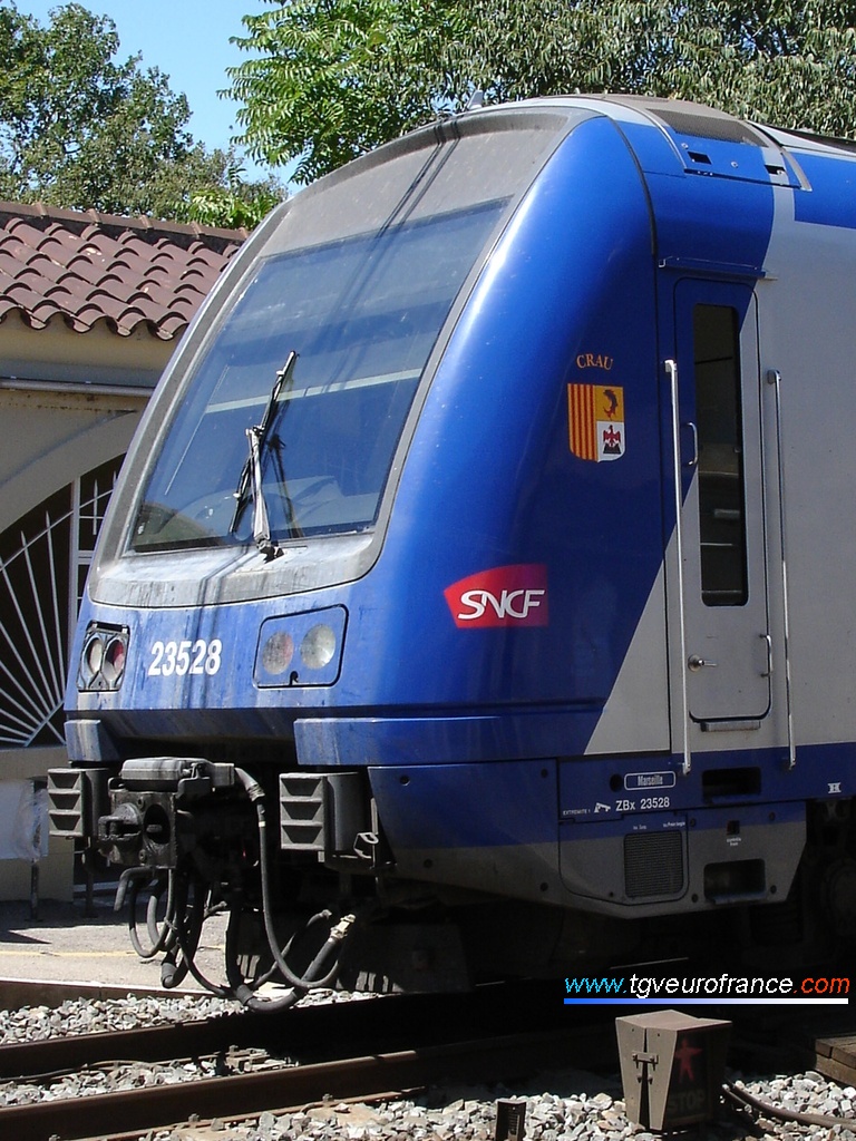 Détail d'une motrice d'un TER 2N avec le logo de la Région PACA et celui de la SNCF
