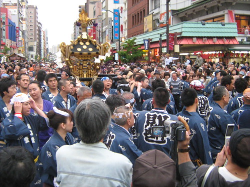Blue team holding the mikoshi at Sanja Matsuri