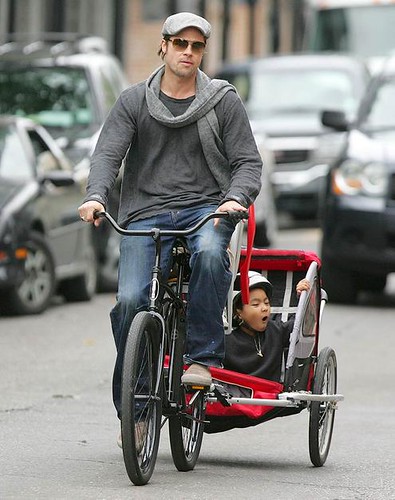 Brad Pitt en Bicicleta con Maddox