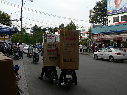 Nguyen Kim motorbike loading