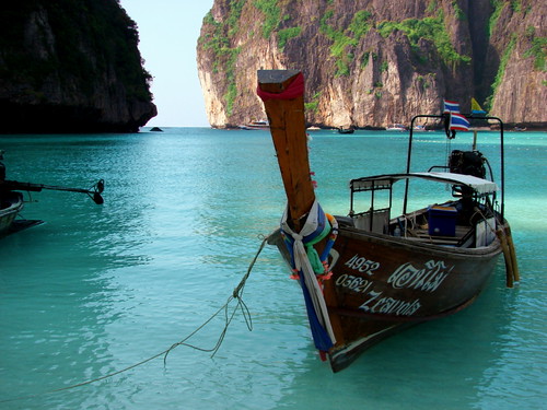Longboat at phi phi le by __pure__.