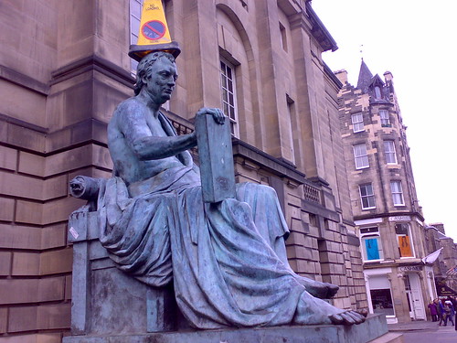 David Hume statue with a ¿hat?