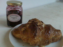 tartine croissant and jam
