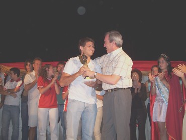 Matías bendazzi recibe de manos del Int. Lic. Cóser el premio -Hernando Pujío 2007-