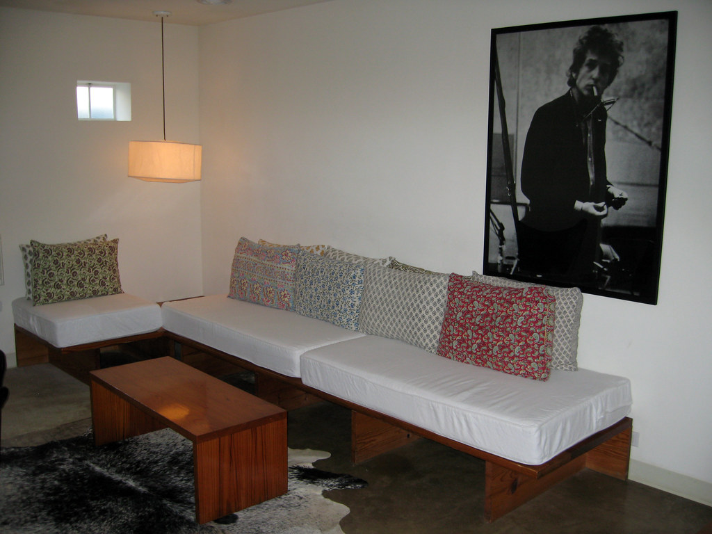 would have loved to have this room with it’s vintage poster of Bob  title=