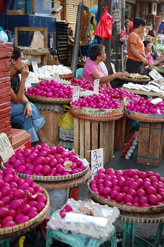 Philippinen  菲律宾  菲律賓  필리핀(공화국) Pinoy Filipino Pilipino Buhay  people pictures photos life Philippines, market, sidewalk, vendor, food, woman, working, duck eggs itlog na maalat sitting  