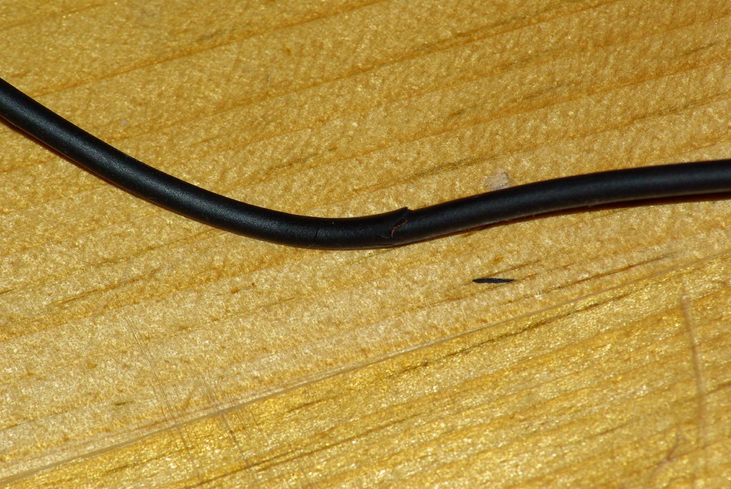 2008-02-12 Frayed HeadPhone Cord (4)