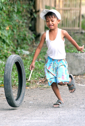  batangas boy playing with a tire Pinoy Filipino Pilipino Buhay  people pictures photos life Philippinen  菲律宾  菲律賓  필리핀(공화국) Philippines    