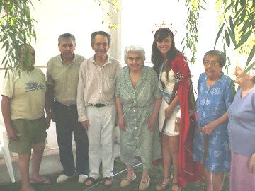 La 52º Reina Nacional del Maní junto a los abuelos del -Hogar de Día-