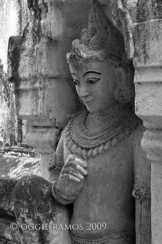 ananda paya side column statue