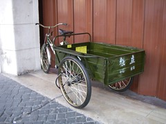 Triciclo de carga à porta de uma loja chinesa, nas Caldas