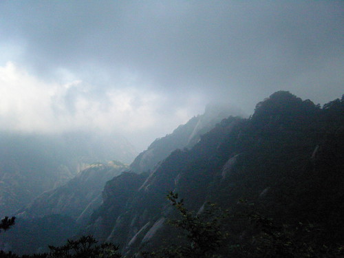云雾飘渺下的山脉 by 十日草二月央.