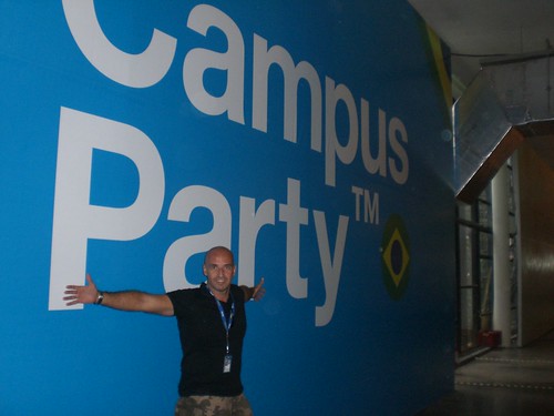 Horácio encostado na parede com o logotipo do Campus Party