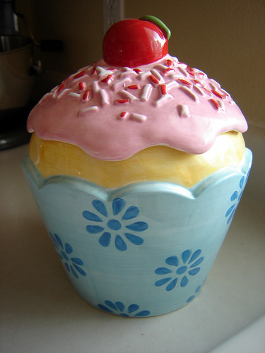 Cupcake cookie jar