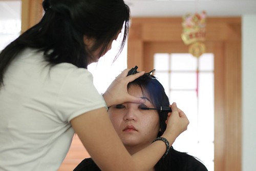 Suanie undergoing make-up