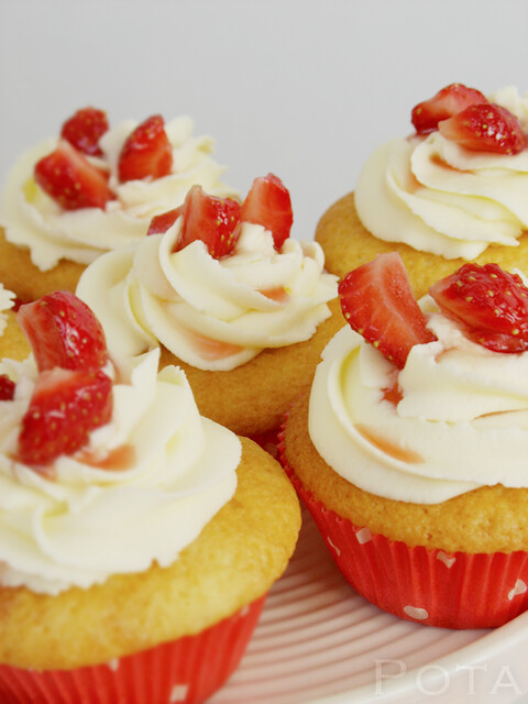 Cupcakes aux fraises et glaçage au mascarpone - Cupcakes sa kremom od maskarponea i prelivom od jagoda