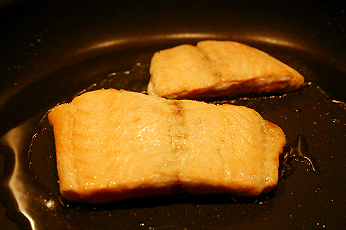 煎鮭魚佐蜂蜜香菜汁-071102