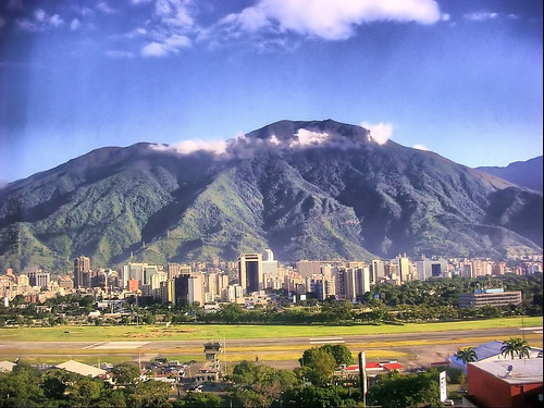 Caracas (Venezuela). Monte Ávila y pista del aeropuerto de la Carlota.