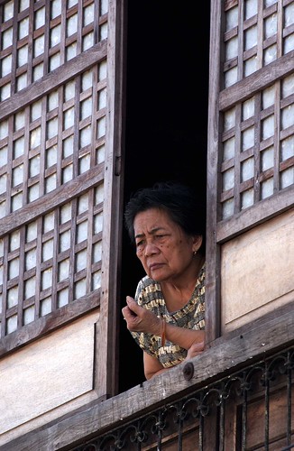 woman in a window looking down  Philippines Buhay Pinoy  Ngayon Filipino Pilipino  people pictures photos life Philippinen