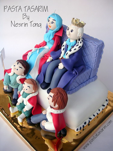 queen and king birthday cake