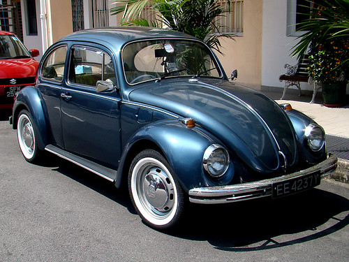 blue volkswagen beetle