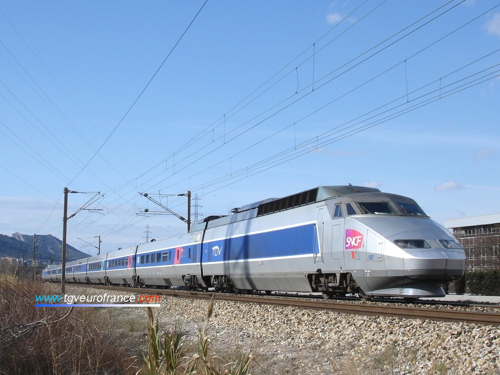 Un TGV Sud-Est (rame 101 bi-tension) transporte les personnalités VIP jusqu'à Nice dans le cadre de l'opération "Pièces jaunes" 2008