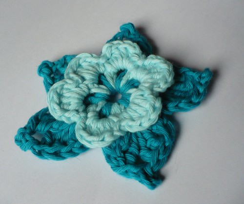 Half a Shrug · Mehr Sockenwolle · Crochet Picot Flower; ← Oldest photo