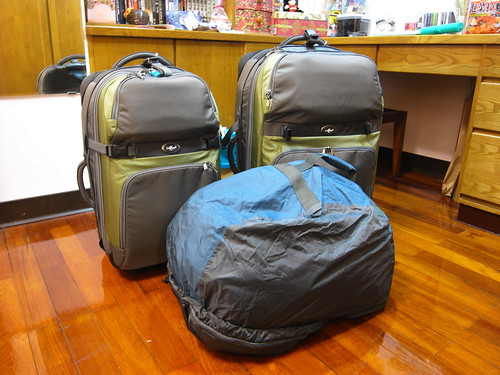 兩個行李箱 + 一個大背包