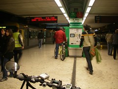 Um ciclista a comprar o bilhete de comboio, by bike