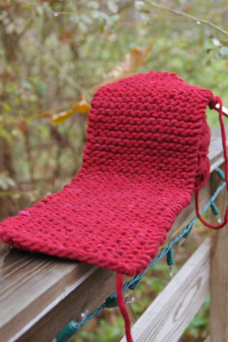 It looks all innocent, like a simple garter stitch scarf, doesn't it? Ha ha!