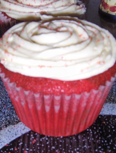 red velvet cupcakes w/ white chocolate cream cheese