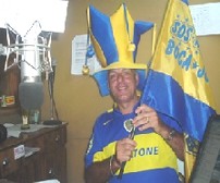 Enrique -Pajaro- Seia, fanatico hincha de Boca Juniors en los estudios de FM2000 celebra la victoria del clásico del pasado día sábado