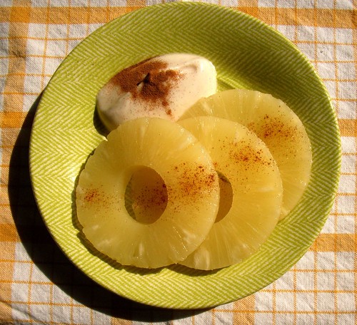 ananas con crema allo zenzero e cannella