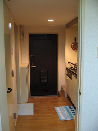 玄関 (front door), kitchen(Right), bathroom (Left)