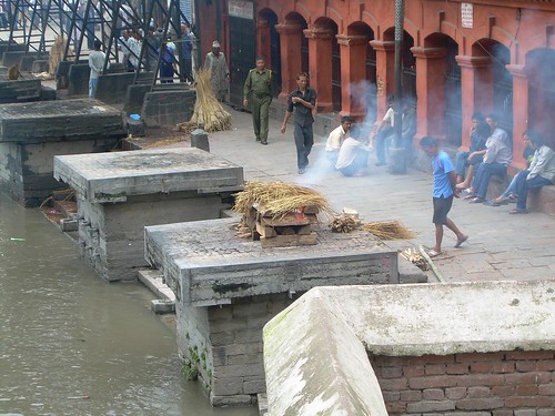 Preparando la cremación en los ghats