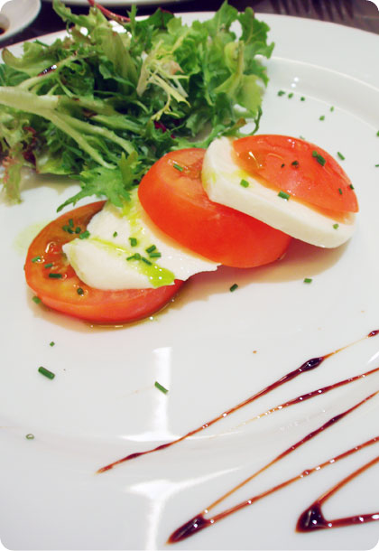 friends__fresh_roma_tomatoes_and_mozzarella_cheese_with_mesclun