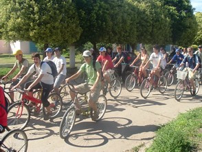 Alumnos de los 6to. años de los colegios secundarios emprendiendo la bicicleteada